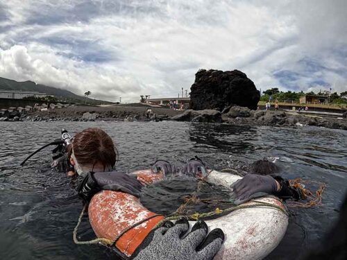 浮き輪に掴まりながら色々練習していって
