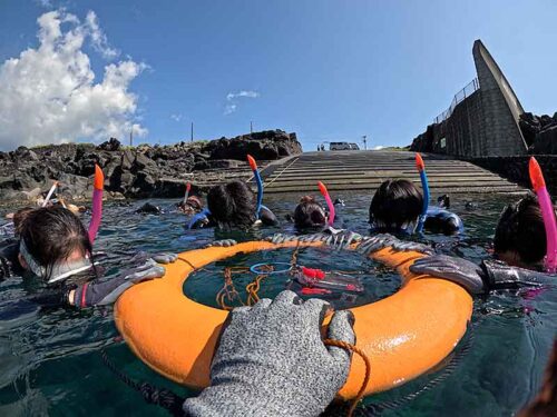 浮き輪に掴まりながらゆっくり海に慣れていき