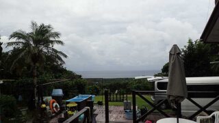 雲は広がり雨も時折降ってくるが青空見られていた9/20の八丈島