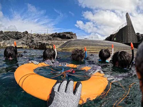 浮き輪に掴まりながら海に慣れて頂いて