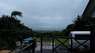 雨は時折降ってはくるが静かな天気となっていた10/8の八丈島